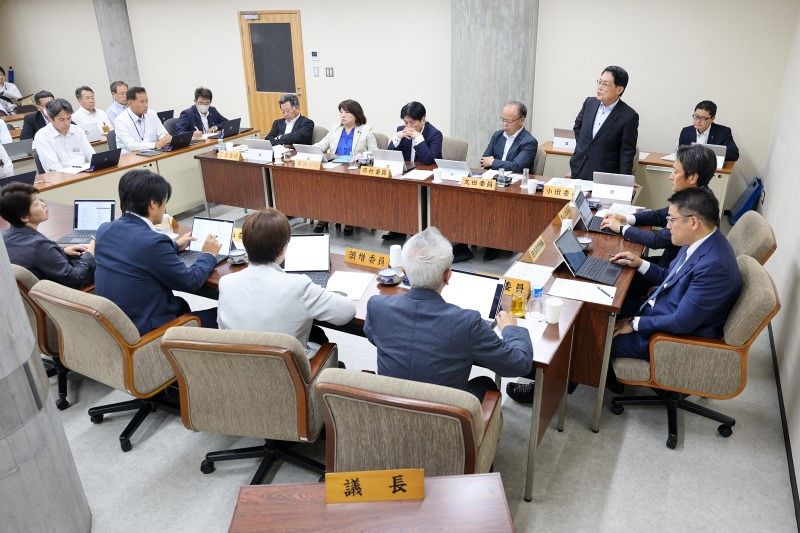 ファジ新スタ 前向きな意見目立つ　県議会特別委 在り方の議論始める