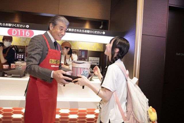 舘ひろし貴重非売品キリンポップ 舘ひろし、名古屋凱旋でポップコーン配布 赤エプロン姿でサプライズ