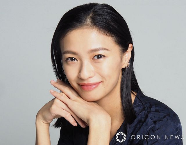 2児の母・榮倉奈々、「神々しい」ドレス姿で抜群のプロポーションを