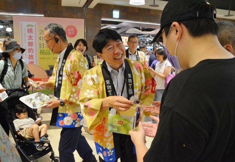 岡山県産果物 台北に売り込み 現地百貨店で知事ら試食品配る 岡山県産果物 台北に売り込み 現地百貨店で知事ら試食品配る