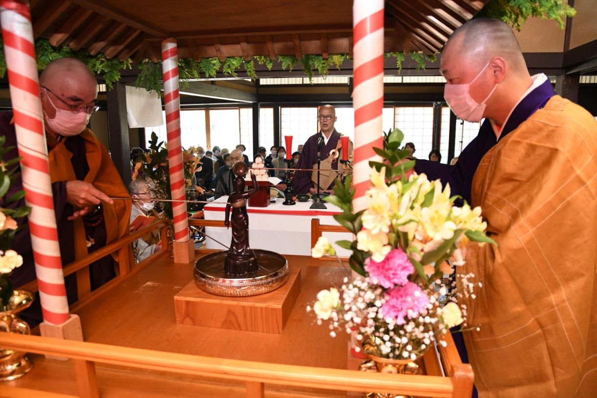 釈迦の生誕祝い甘茶かけ 岡山市仏教会花まつり 世界平和祈る ：山陽