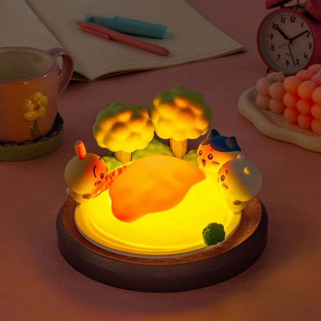 ちいかわ＆ハチワレ＆うさぎが「巨・オムライス」にかぶりつく
