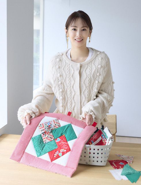手芸好き”北川景子、クリスマスカラーのタペストリー製作…祖母が“洋裁
