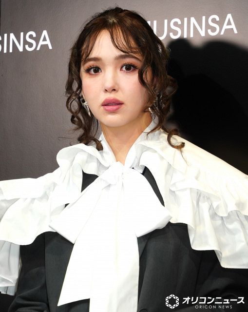 藤田ニコル、大ぶりつけ襟でドーリーな着こなし 16周年は「成長の期間