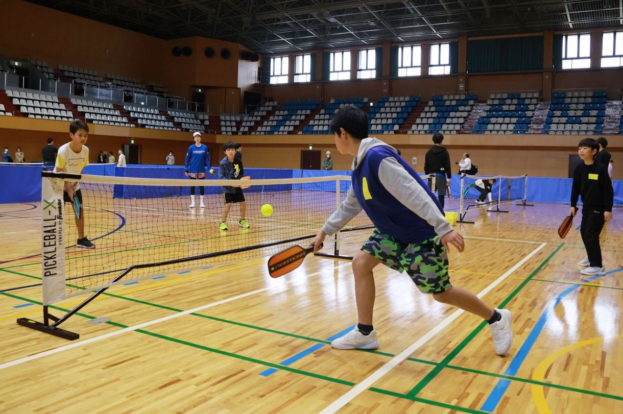 ピックルボール楽しい 津山で体験会 児童がミニゲーム：山陽新聞