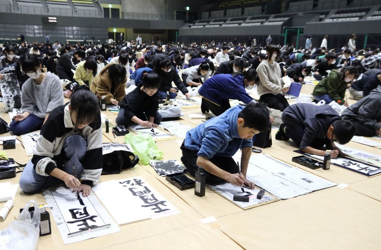 ４９８１人 一筆一筆丁寧に　岡山県児童生徒新春競書 4会場で席上揮ごう
