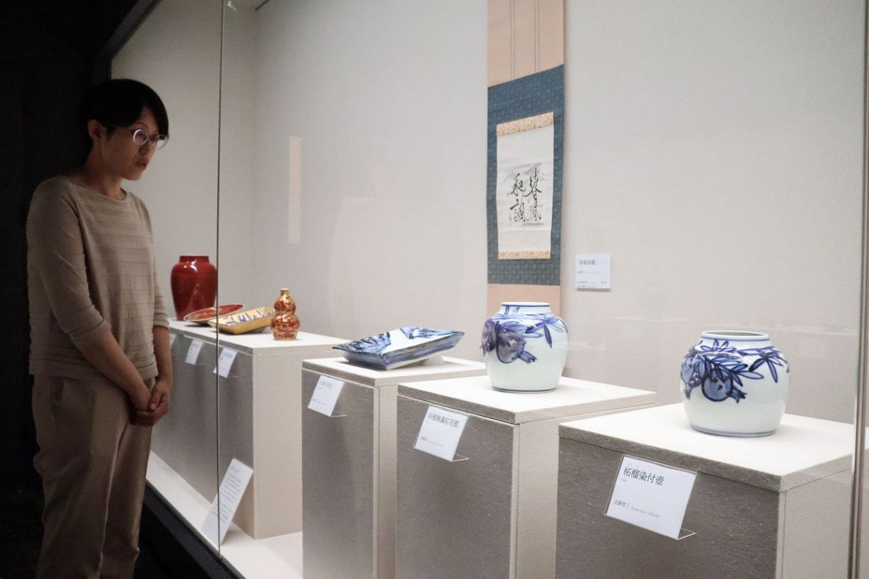 染め付け人間国宝 近藤悠三作品展 倉敷 きび美ミュージアム 皿や花瓶約