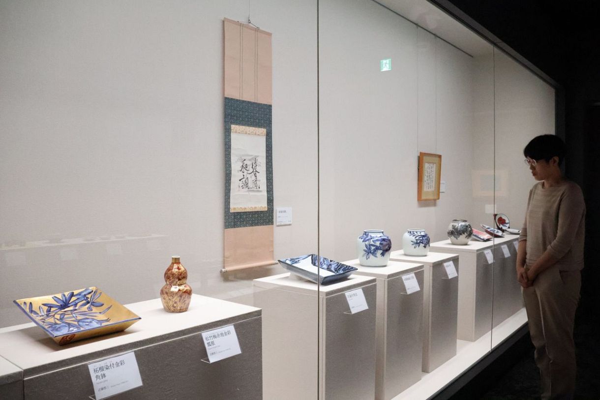 染め付け人間国宝 近藤悠三作品展 倉敷 きび美ミュージアム 皿や花瓶約