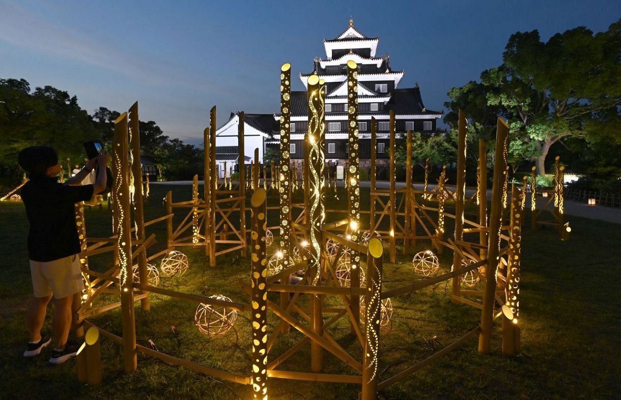 岡山後楽園夏の夜ライトアップ 幻想庭園と烏城灯源郷1日開幕：山陽