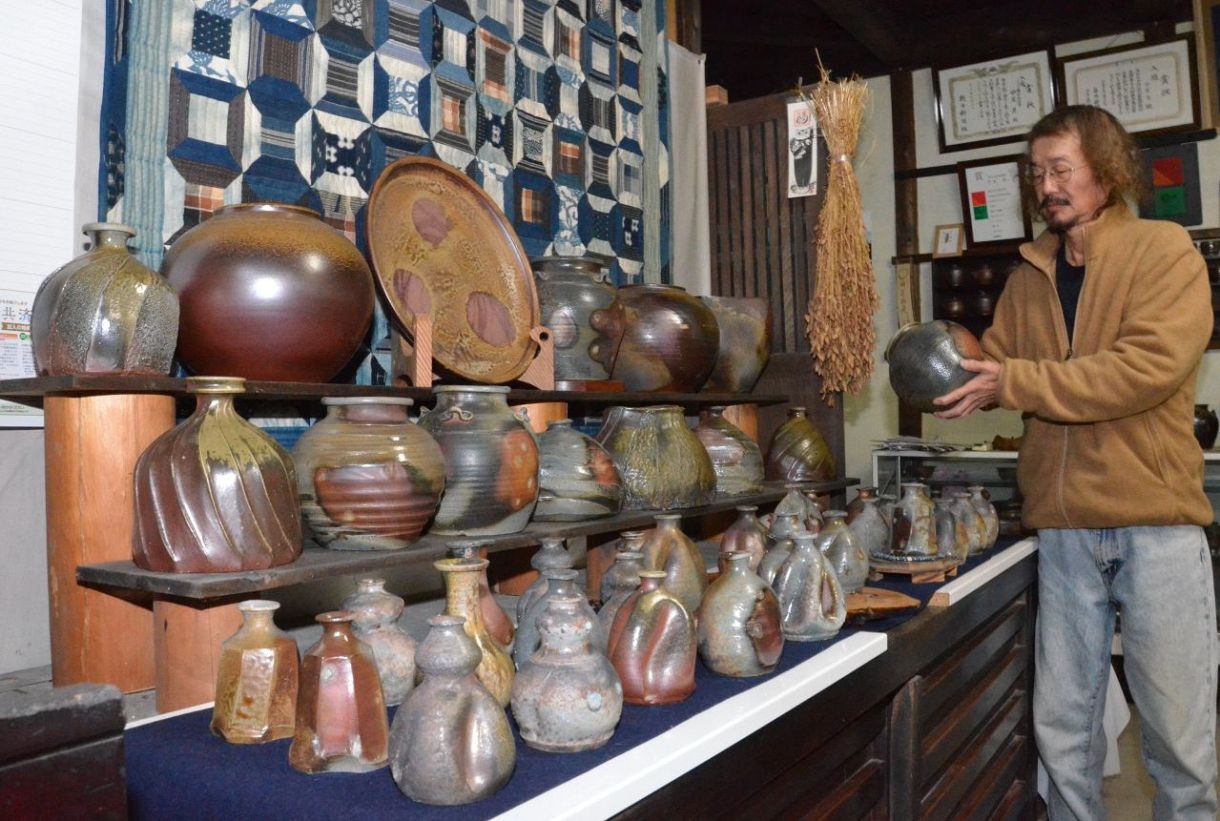 味わい深い備前焼800点 地元作家の中尾さん作品展：山陽新聞