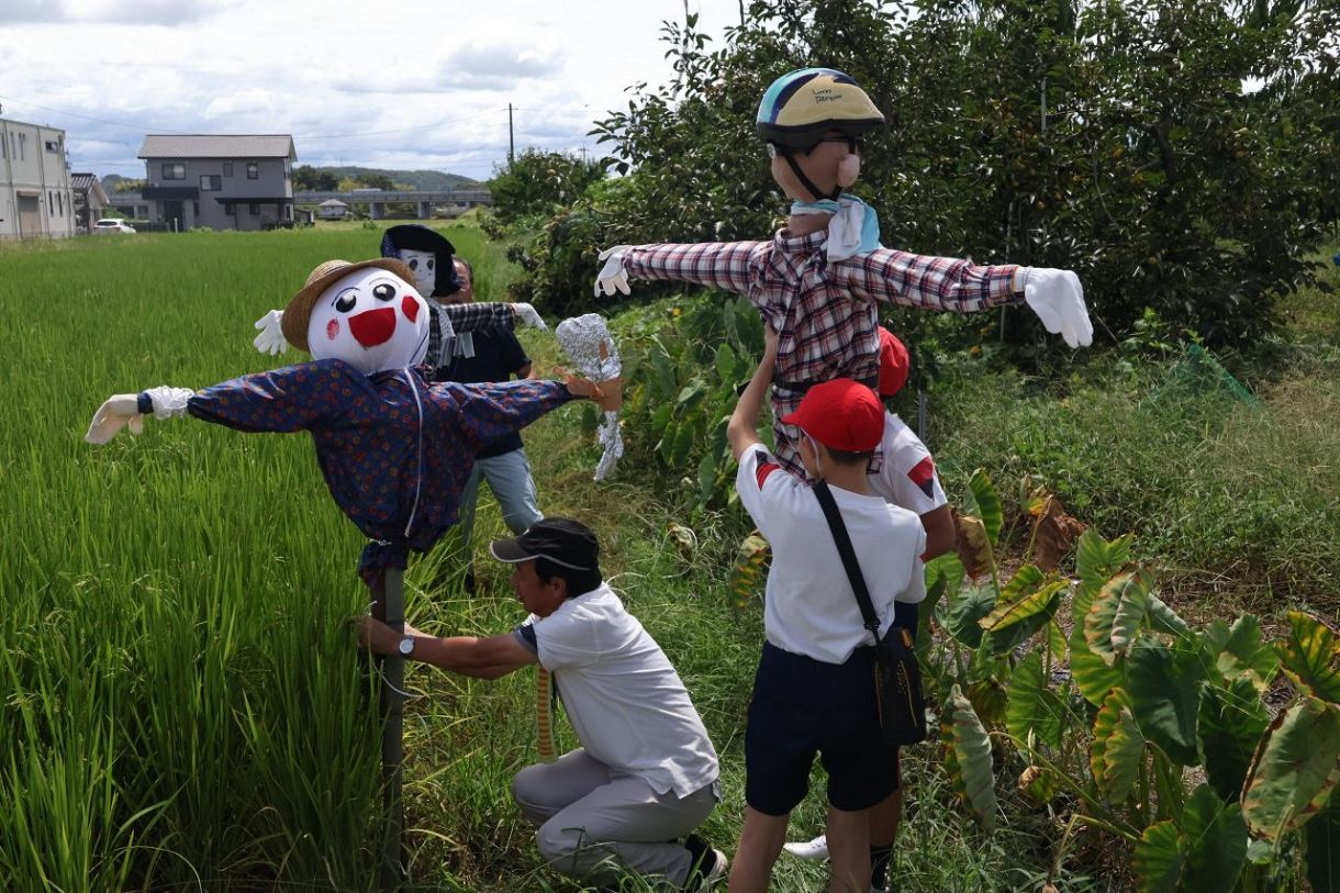 稲刈りまでお米を守って 岡山・馬屋下小5年がかかし設置:山陽新聞デジタル|さんデジ