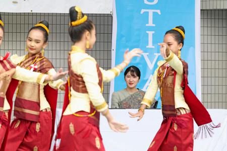 愛子さま、ラオスフェスに出席 伝統衣装姿で舞踊に拍手、東京：山陽