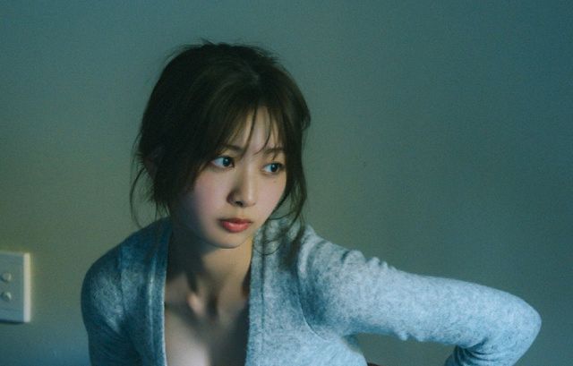 日向坂46富田鈴花1st写真集、タイトなボディスーツで魅せる