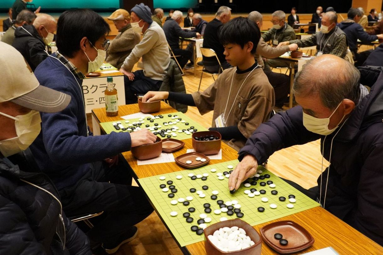 倉敷 盤上見つめ熱戦展開 吉備真備杯囲碁 116人参加:山陽新聞デジタル|さんデジ
