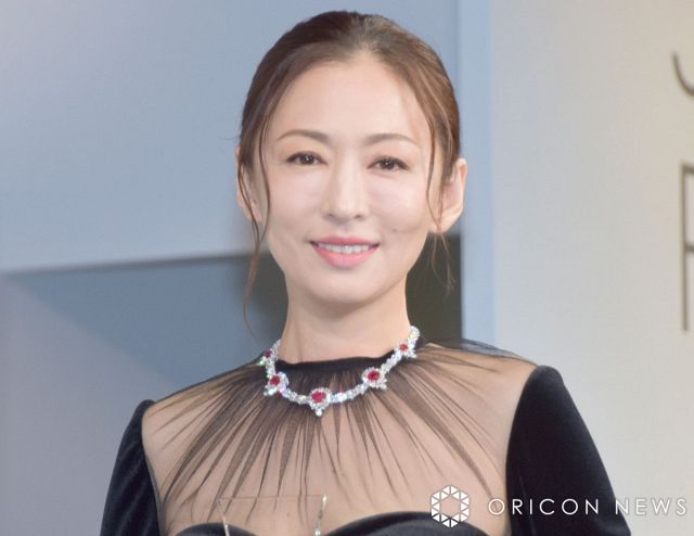 松雪泰子、笑顔あふれる“家族写真”に反響「幸せそうでホッコリ」 音楽