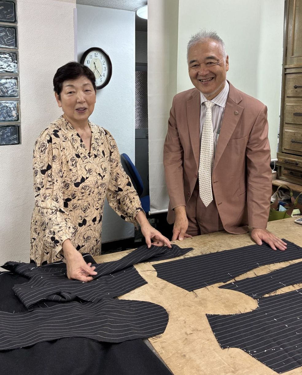 映画「遥かな町へ」仕立て指導に協力　テーラーロンドン（岡山市）の米林夫婦