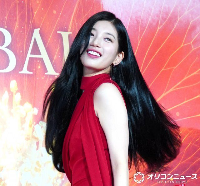 ペ・スジ、真っ赤なロングドレスで“艷やかな”美髪を生披露 髪を褒め