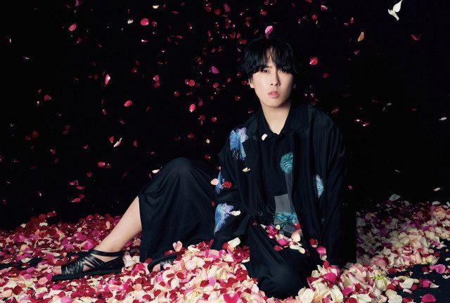 Snow Man・宮舘涼太、250本のバラに囲まれ「舘様」の魅力届ける 『FRaU