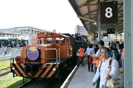 統治時代由来、「ハマセン号」出発進行! 台湾・高雄、貨物改造 統治時代由来、「ハマセン号」出発進行! 台湾・高雄、貨物改造