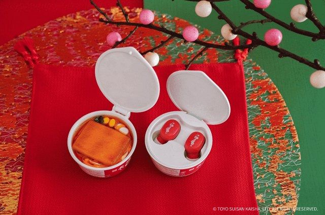 赤いきつねと緑のたぬき」が“ワイヤレスイヤホン”に 本物そっくりな