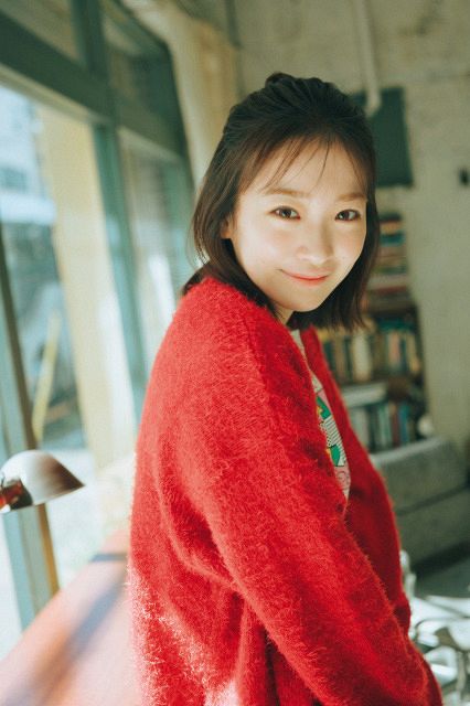 櫻坂46小島凪紗、太陽のような笑顔が印象的なグラビア：山陽新聞