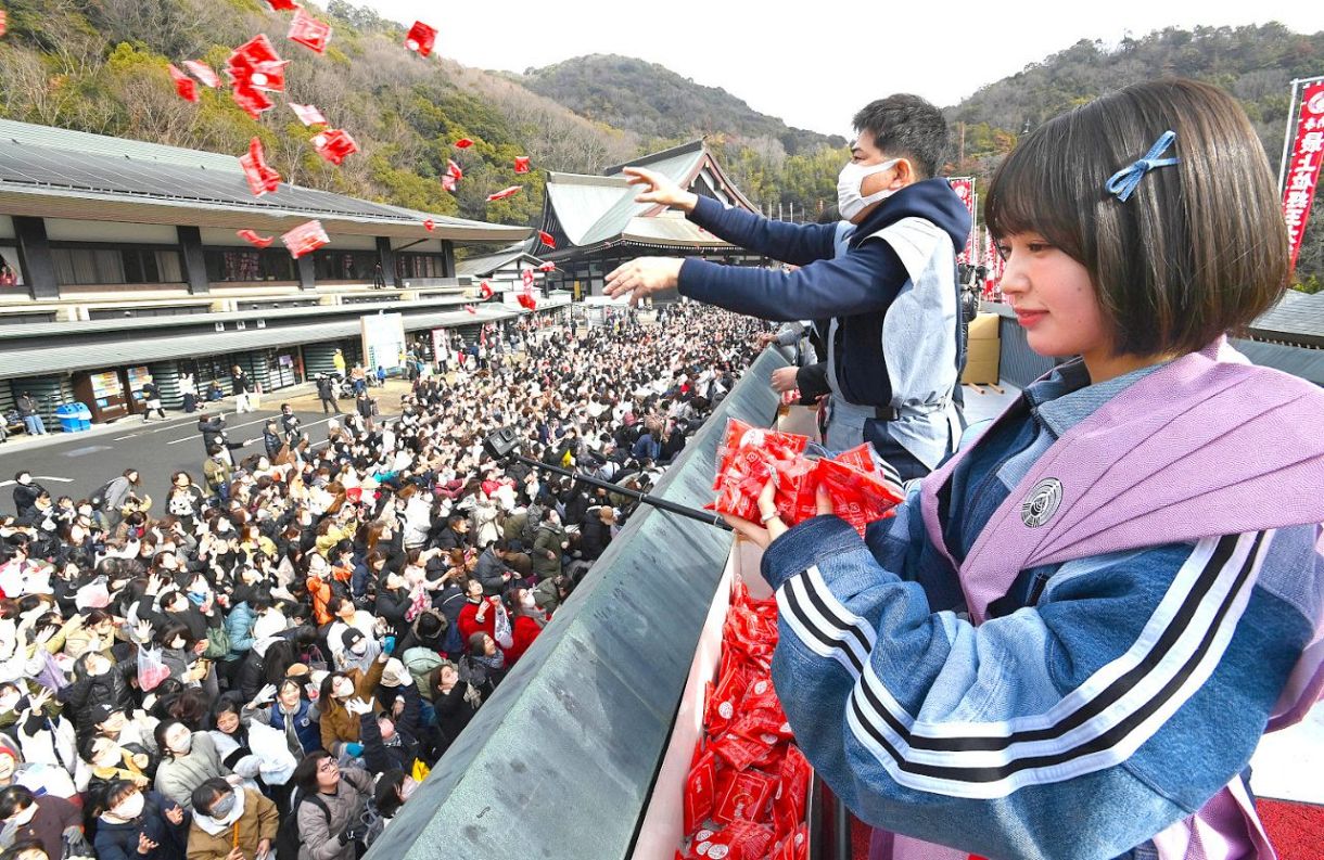 タレントなえなのさんら豆まき　岡山・最上稲荷 ４万人詰めかける