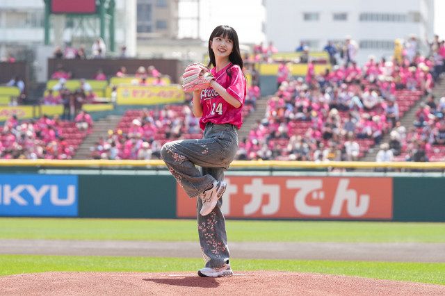 久保史緒里、東北楽天で始球式 “MyHERO”がキャッチャーに「届いて