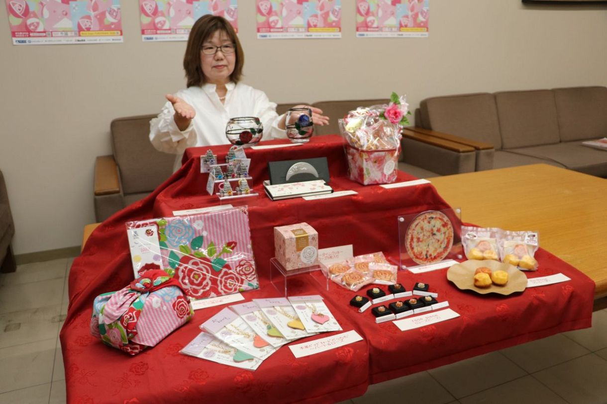 ばら祭で販売、認定グッズ10点追加 バラをイメージした雑貨や