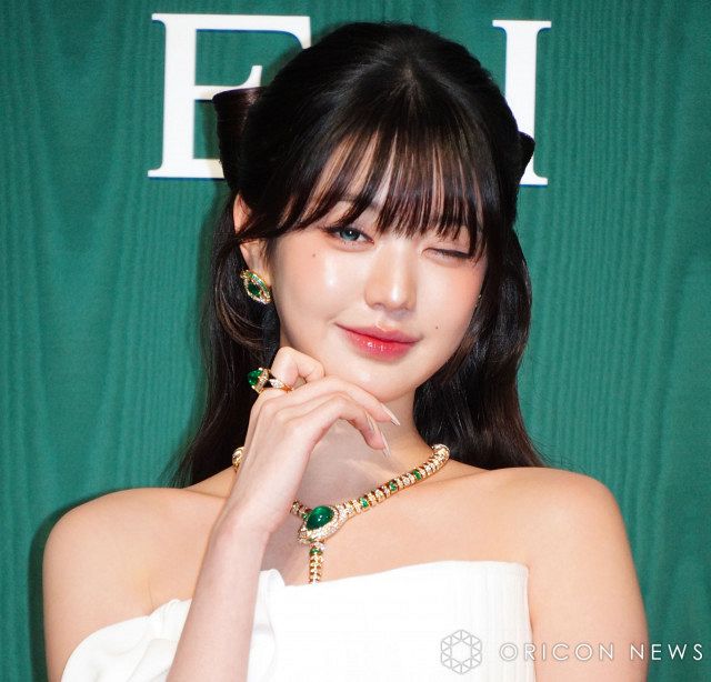 IVEウォニョン、エメラルド×純白ドレスで圧巻の美 『ブルガリ