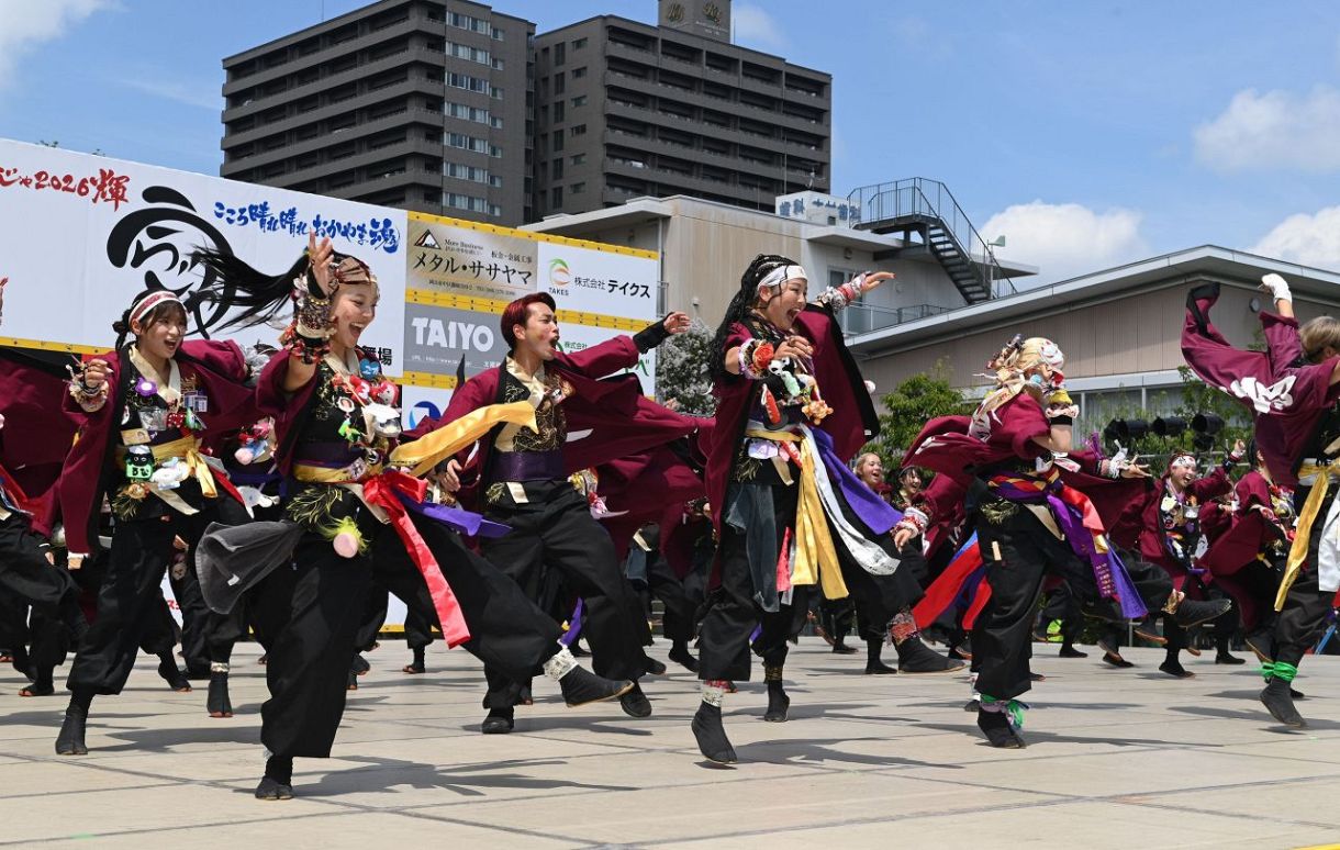 〝鬼〟が華やかに躍動　うらじゃ連が演舞繰り広げる　おかやま桃太郎まつり開幕、２３日まで