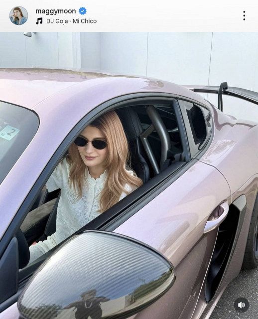 マギー、愛車ポルシェ『GT4RS』とのクールな近影 “リアル女神”な写真に