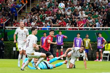 開幕戦メキシコ快勝、遠藤が離脱 ワールドカップ北中米大会が開幕