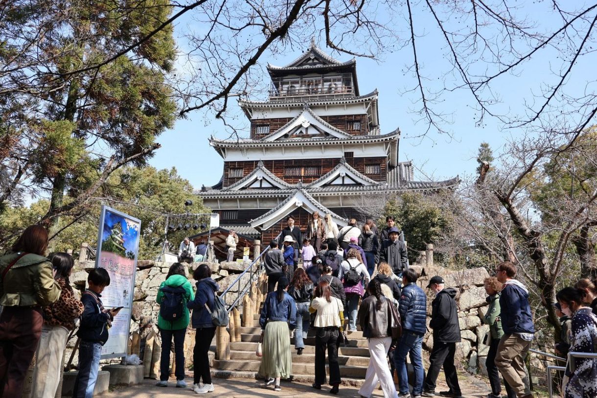 広島城天守 22日限りで〝閉城〟 老朽化理由 「見納め」と連日にぎわう:山陽新聞デジタル|さんデジ