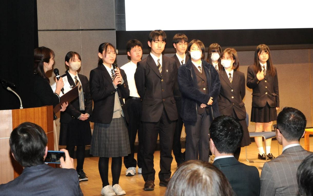 坪田譲治の生涯 映像に　芳泉高生 デジタル紙芝居作成