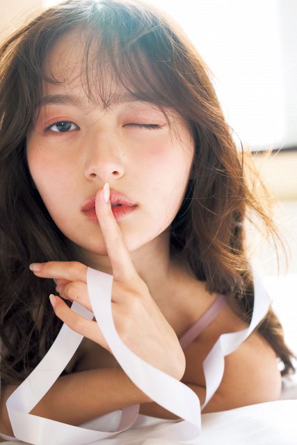 加藤栞　　限定ポスター　20名当選品 ヤングジャンプ 20歳・加藤栞、透明感抜群の白肌あらわ 『ヤンジャン』表紙＆グラビア