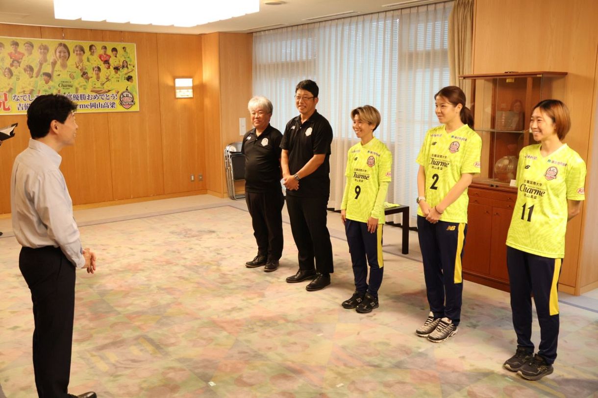 なでしこリーグ２部初優勝　吉備国大シャルムが知事に報告