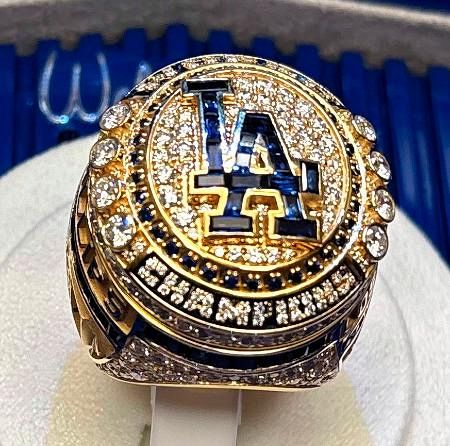 大谷翔平、初の優勝リングに笑顔 Wシリーズ制覇で贈呈