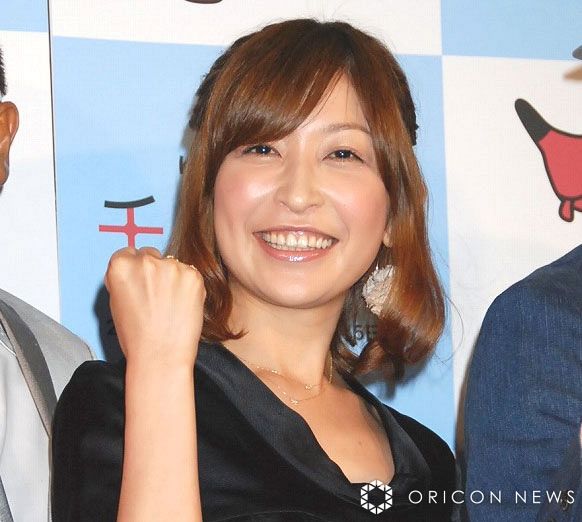 44歳・小野真弓、胸元あらわな水着ショット「真弓さんのスクール水着