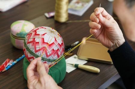 不思議やな、きれいやな びんてまり技術継承、滋賀：山陽新聞デジタル