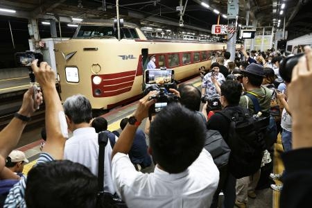 やくも「３８１系」引退惜しむ 鳥取、島根でラストランイベント：山陽新聞デジタル｜さんデジ