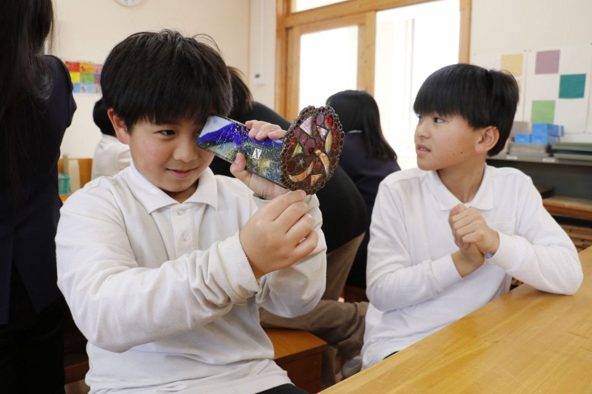 ステンドグラスの万華鏡 向陽小4年生楽しむ 森の芸術祭出展：山陽新聞