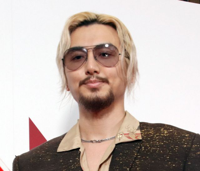 藤井 風、「I Need U Back」MVオフショットを公開 奇抜ビジュアルに