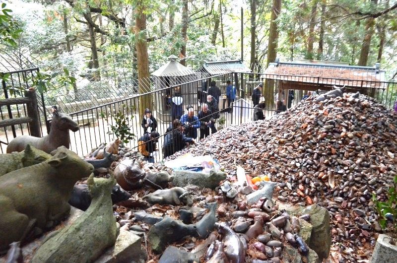 備前焼 牛の置物納め家内安全願う 田倉牛神社で正月大祭：山陽新聞 