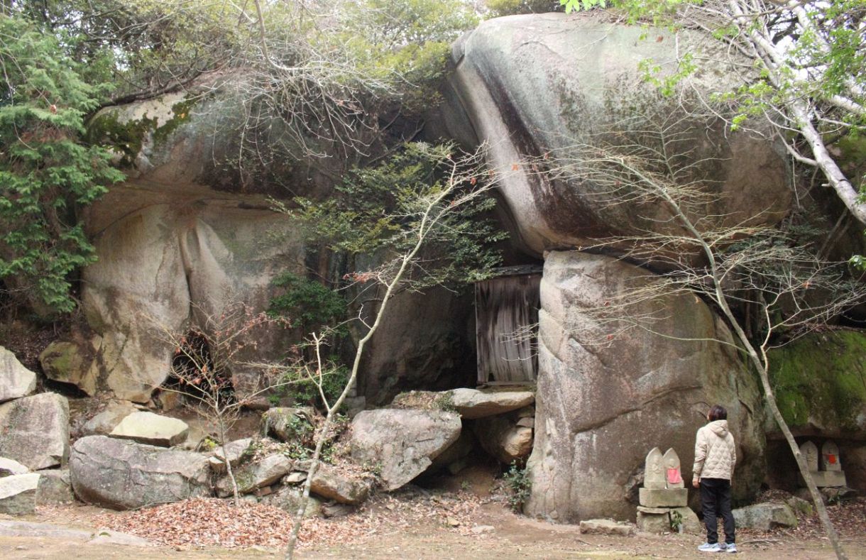 岩肌6号　岩肌5号　月面5号 ロケ地探訪＠備中魅力再発見】鬼の差し上げ岩（総社市奥坂）「桃源郷