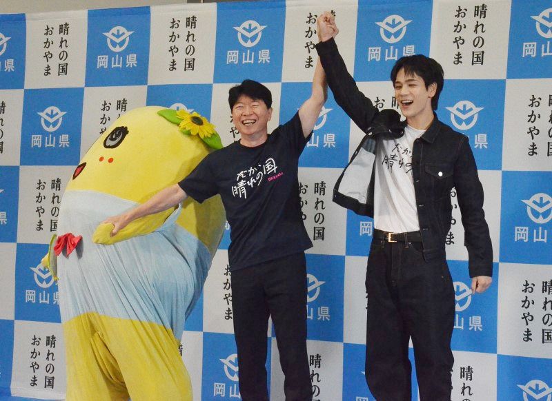 豆原さん、ふなっしーとＰＲ　都内で岡山観光キャンペーン　