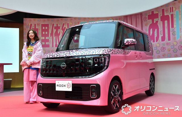 仲里依紗、ド派手カラーの“コラボカー”＆イベント会場にご満悦「私なり