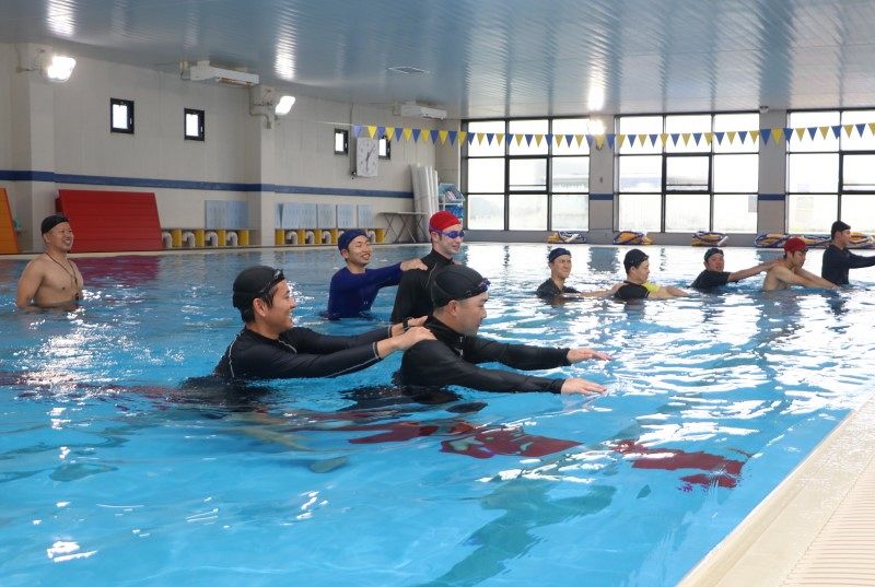 水難防止へ 教員向けの実技研修　県教委企画、水慣れや浮き方指導