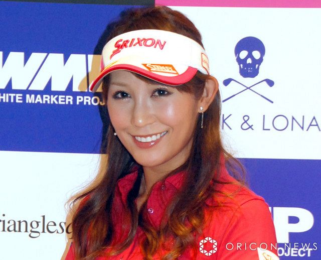 プロゴルファー・金田久美子、ビキニ姿でプール満喫 夏楽しむオフショ