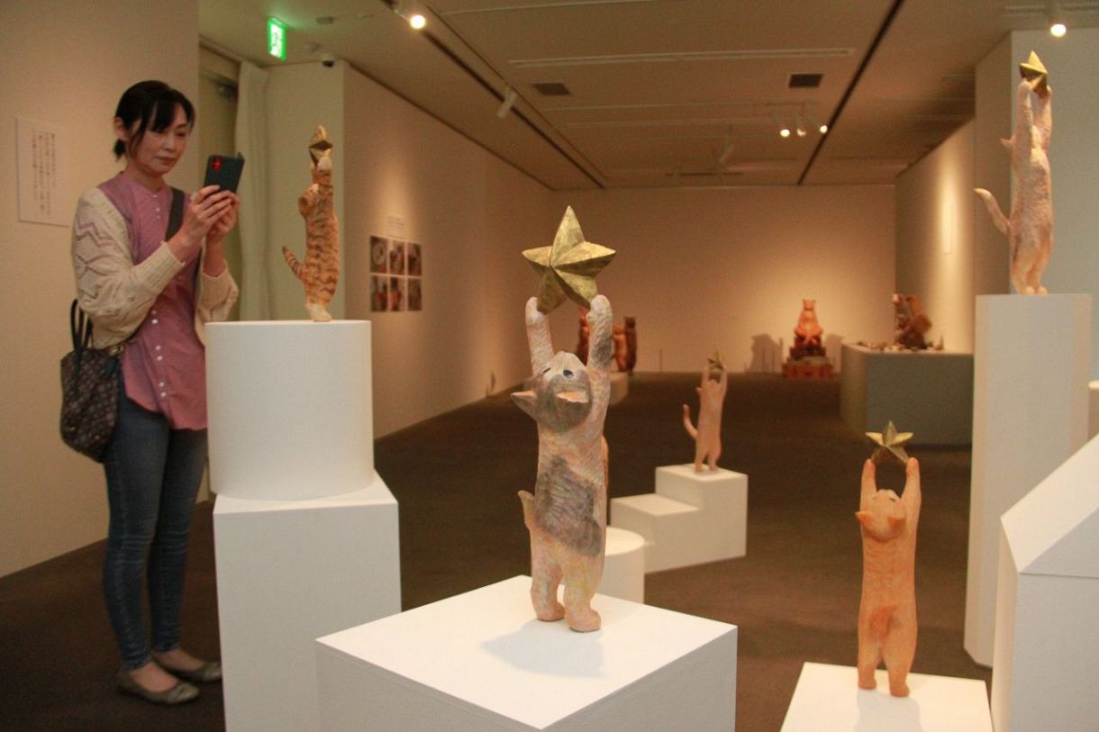 遊び心に満ちた木彫りの猫 瀬戸内市立美術館で花房さん展：山陽新聞