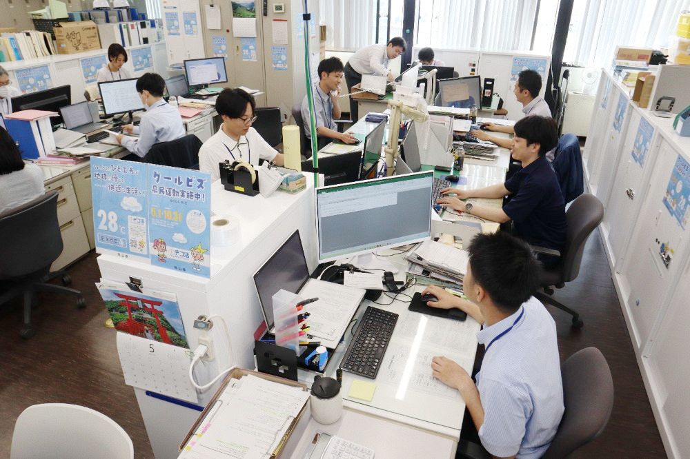 クールビズ 県職員ら軽装で仕事　県民運動スタート、１０月末まで